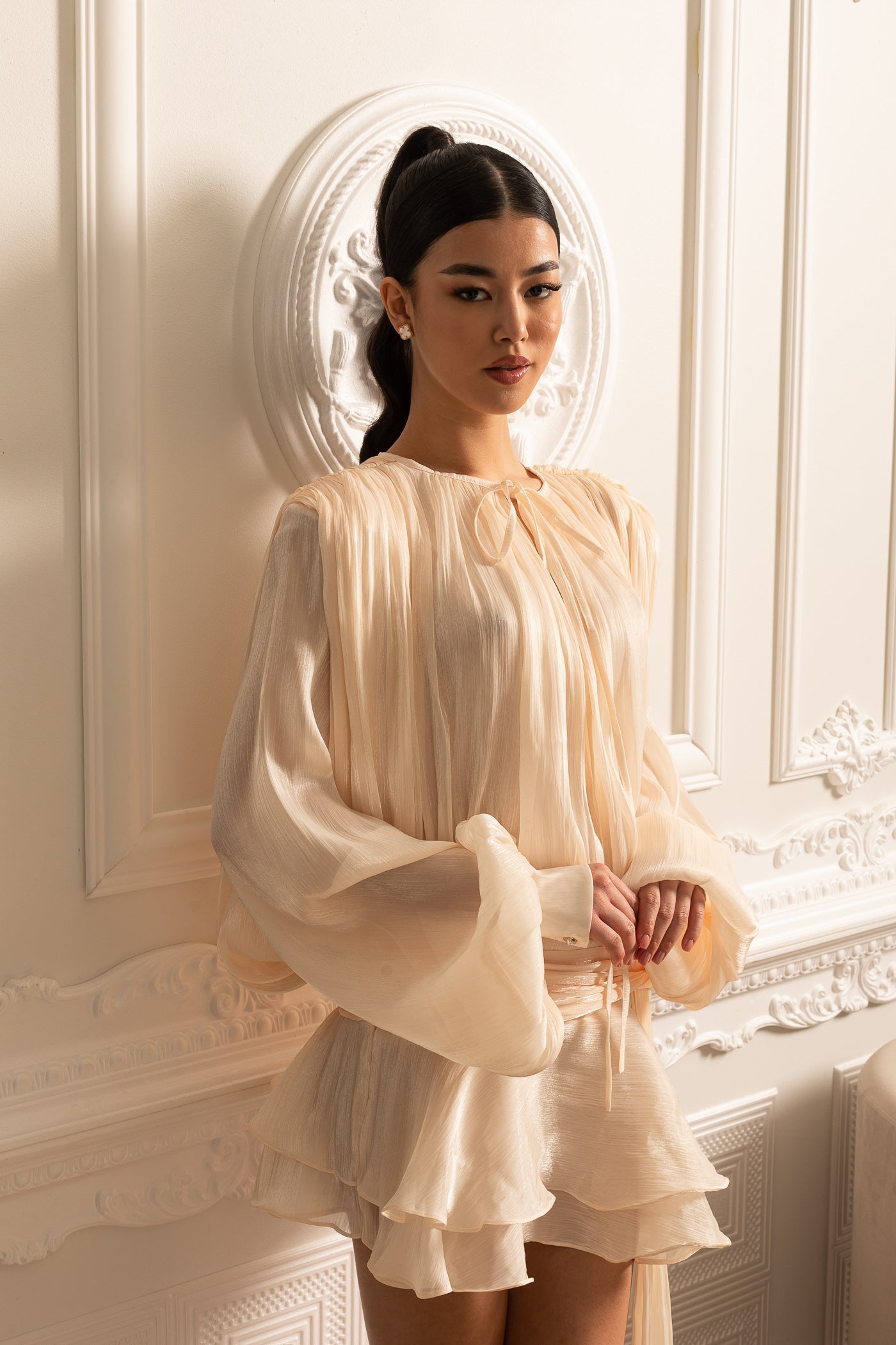 Ivoire™ | Robe Drapée à Manches Longues avec Jupe Mini et Ceinture Froncée