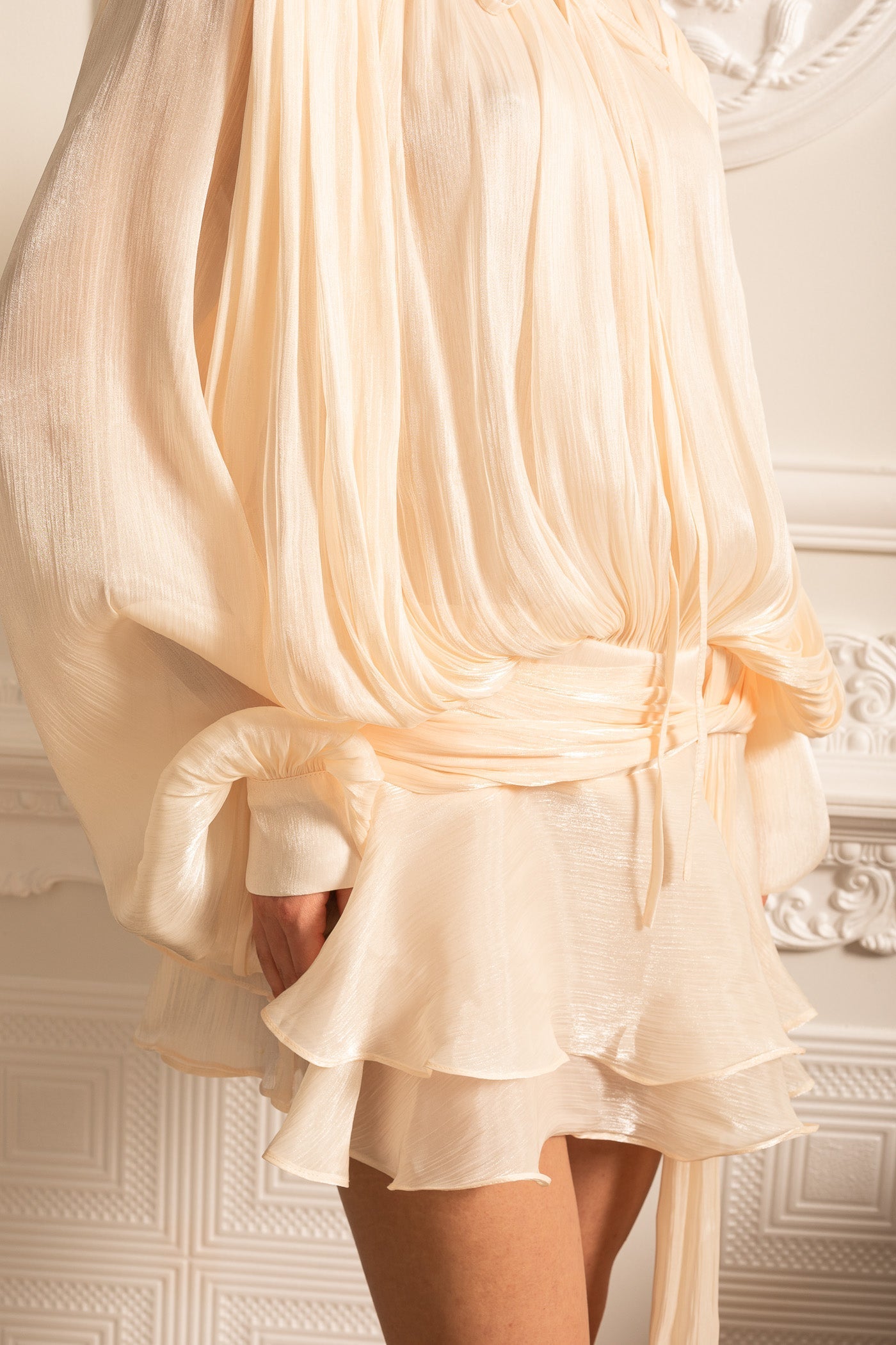 Ivoire™ | Robe Drapée à Manches Longues avec Jupe Mini et Ceinture Froncée