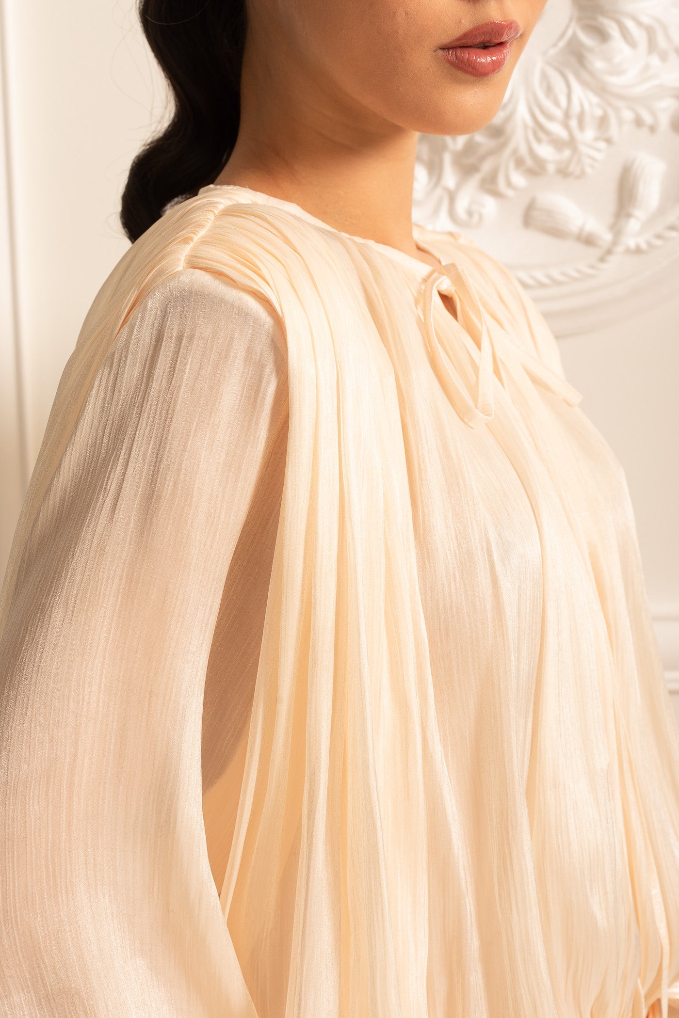 Ivoire™ | Robe Drapée à Manches Longues avec Jupe Mini et Ceinture Froncée