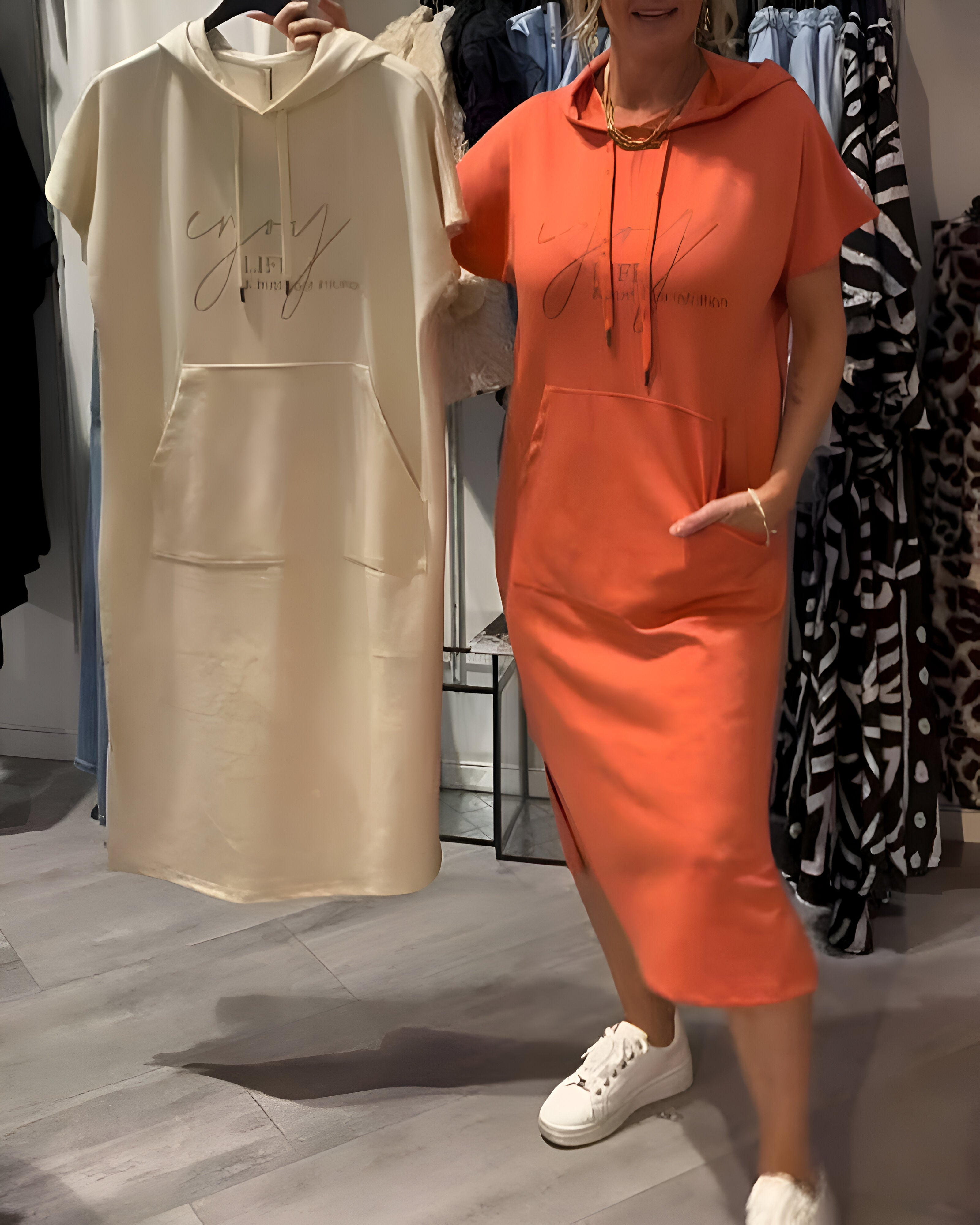 Ebba™ | Casual kjole med hette og feminin passformHooded casual kjole med feminin passform