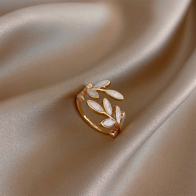 Karla | Hvit Opalblad Justerbar Ring