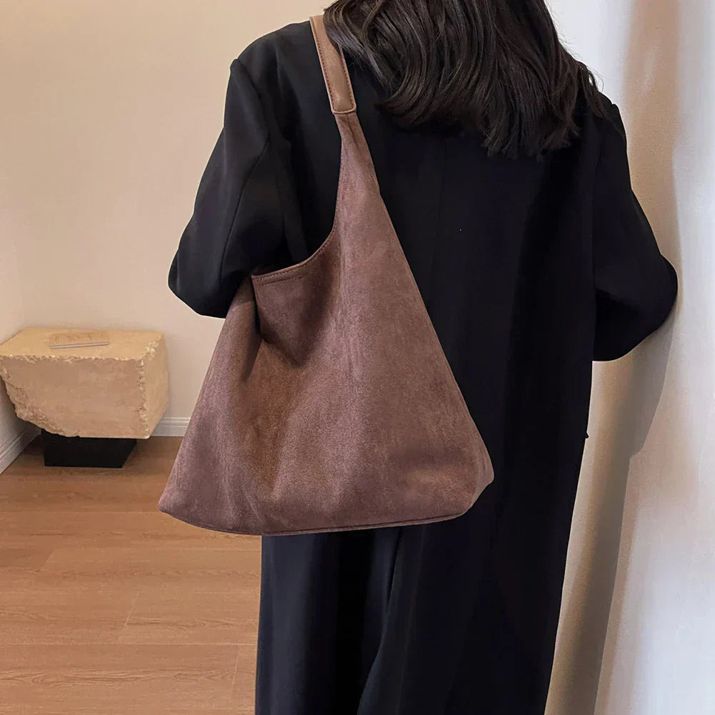 freja™ – myk skulderveske i semsket stil