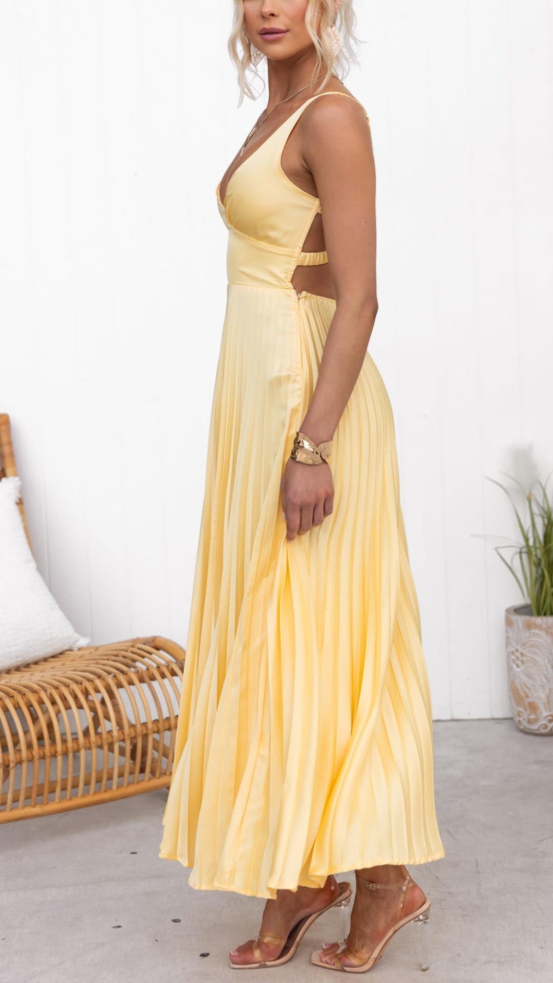 Aby™ | Robe longue plissée jaune à col en V