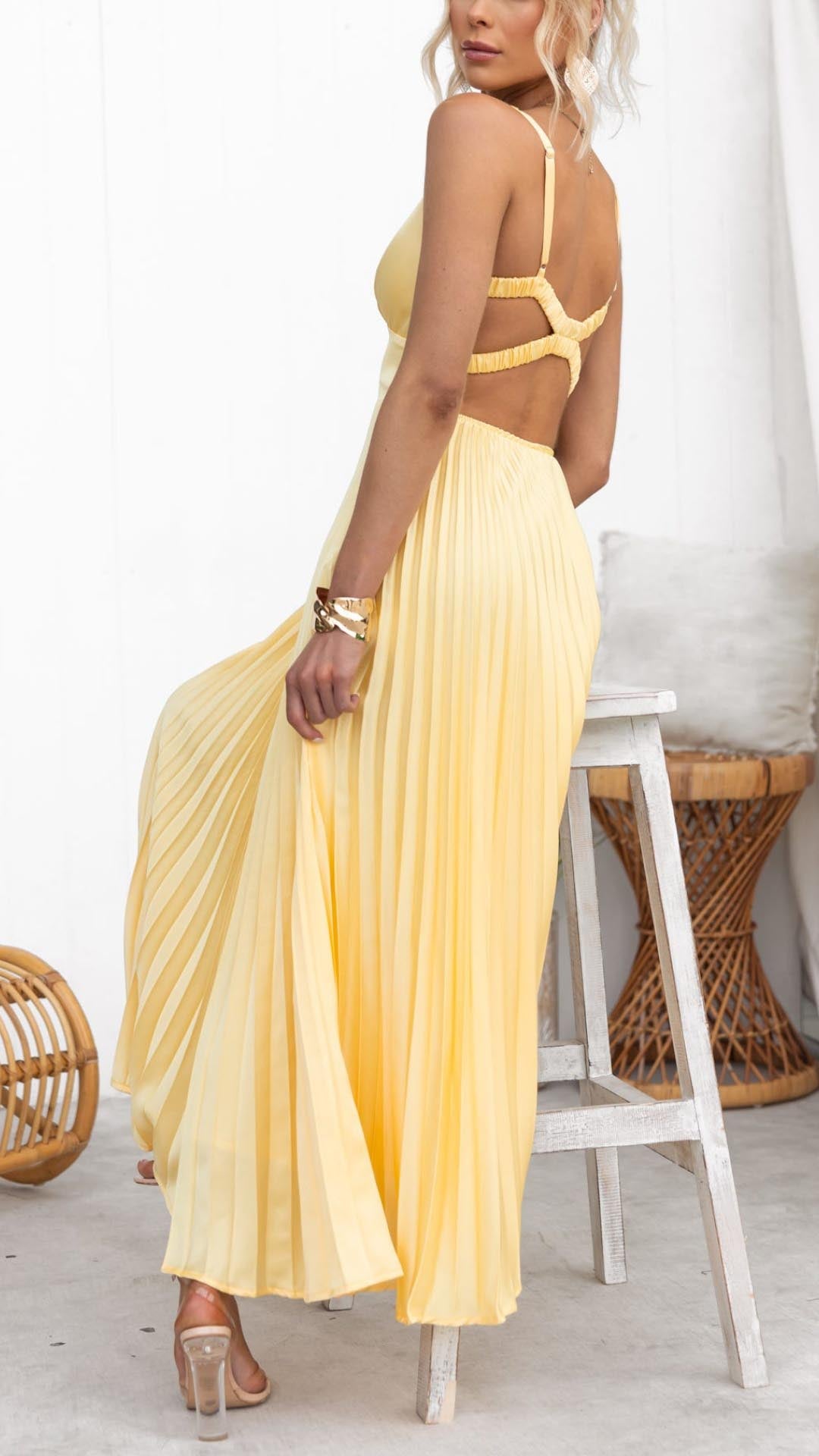 Aby™ | Robe longue plissée jaune à col en V