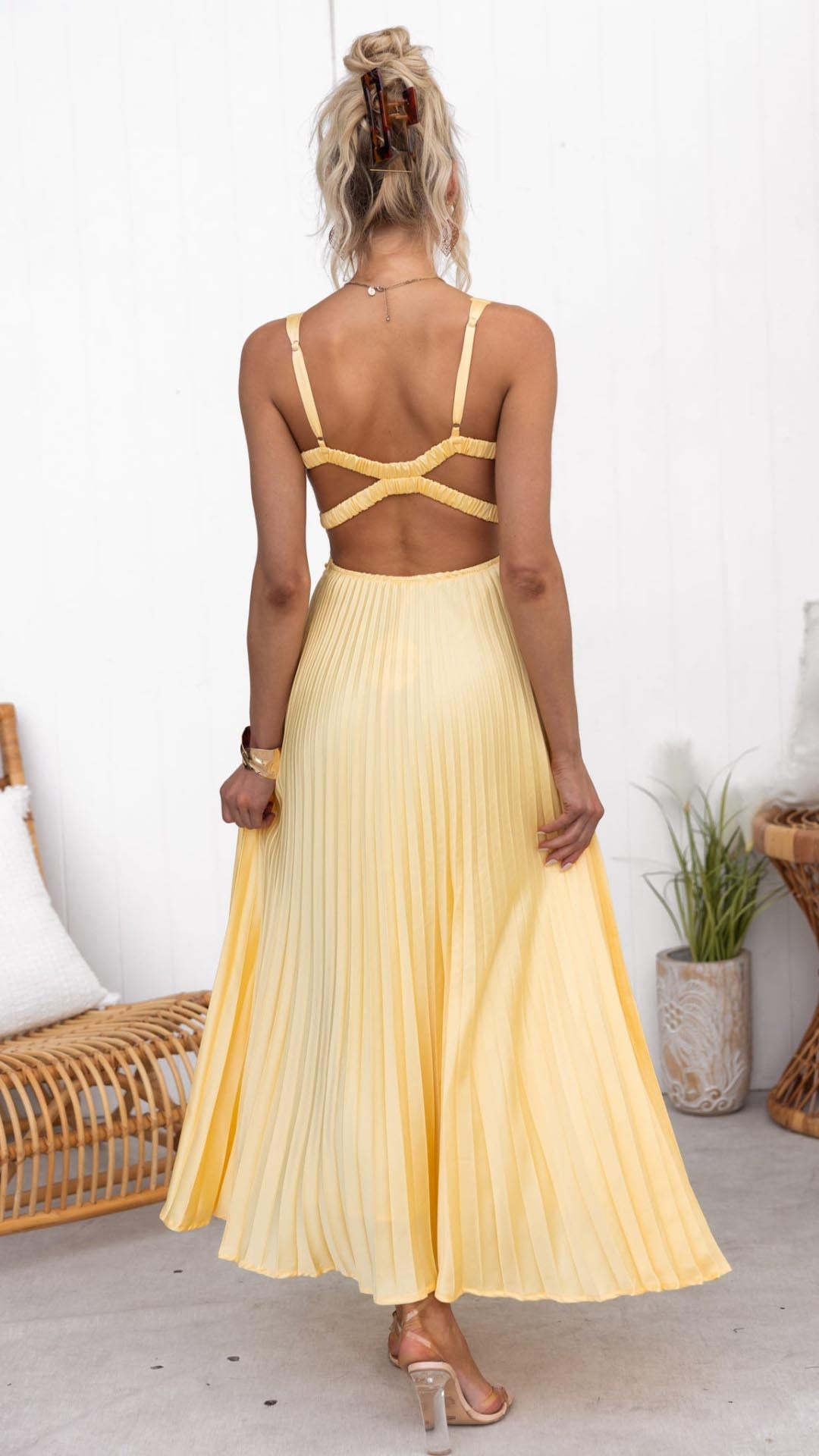 Aby™ | Robe longue plissée jaune à col en V